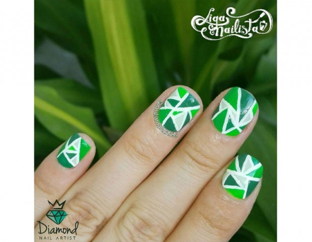 Nail art geometrica in varie tonalità di greenery. Photo credits: Instagram @msdiamondnails