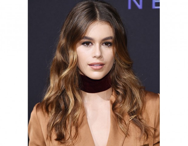 La figlia di Cindy Crawford, Kaia Gerber, sfoggia capelli color caramello, perfetti per addolcire i tratti del viso. Photo credits: Getty Images