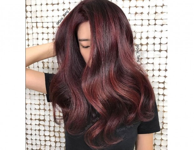 Riflessi malva sul castano cioccolato, ecco la tendenza chocolate mauve. Photo credits: Instagram @guy_tang