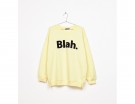Modello oversize con scritte
