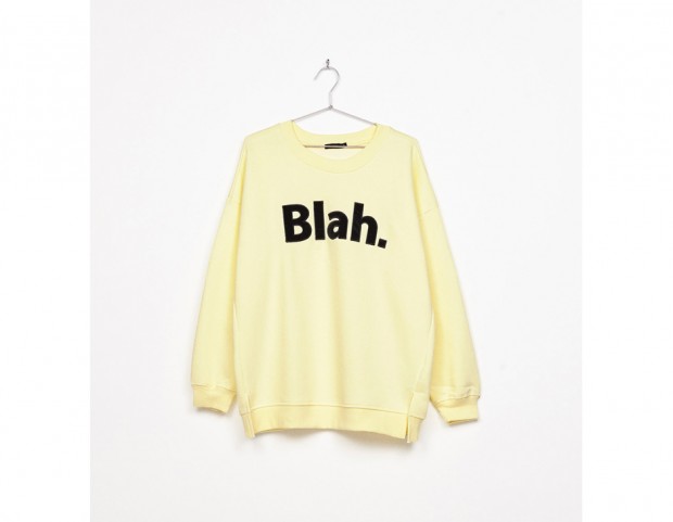 Modello oversize con scritte