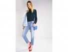 Jeans con toppe