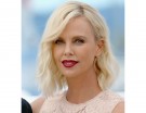 Il rossetto ciliegia si sposa alla perfezione con i capelli ice blonde