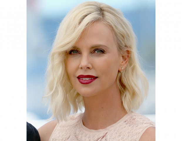 Il rossetto ciliegia si sposa alla perfezione con i capelli ice blonde
