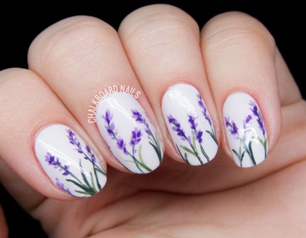 Nail art provenzale con fiori di lavanda su base bianca brillante. Photo credits @chalkboardnails