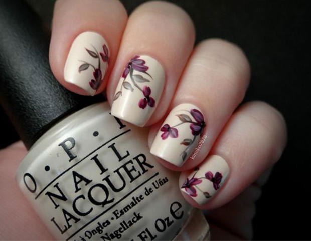 Sofisticata e con un gusto rétro questa nail art con fiori viola su base color crema. Photo credits @kimiko7878