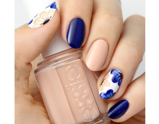 Nude, blu e accent nail floreale abbinata. Photo credits @Lulus