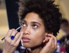 Per realizzare i puntini sotto gli occhi è stato utilizzato l’High Impact Kajal Eyeliner. Photo credit: Francesca Merlo