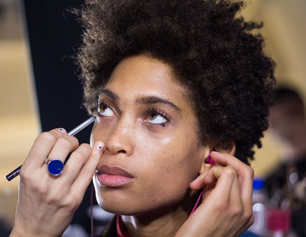 Per realizzare i puntini sotto gli occhi è stato utilizzato l’High Impact Kajal Eyeliner. Photo credit: Francesca Merlo