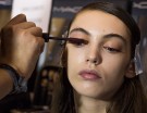 Occhi nude e glossati con mascara colorato da Blugirl, con il make up creato da Michele Magnani di MAC Cosmetics. Photo credit: Francesca Merlo