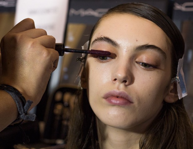 Occhi nude e glossati con mascara colorato da Blugirl, con il make up creato da Michele Magnani di MAC Cosmetics. Photo credit: Francesca Merlo