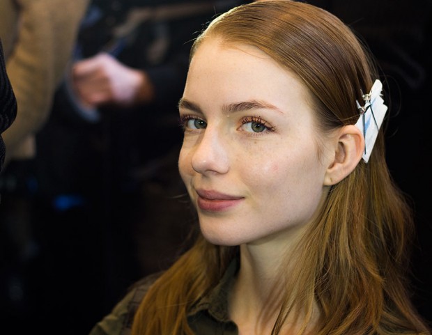 Il trucco del viso è fresco e naturale grazie a prodotti ibrido tra make up e skincare. Photo credit: Francesca Merlo