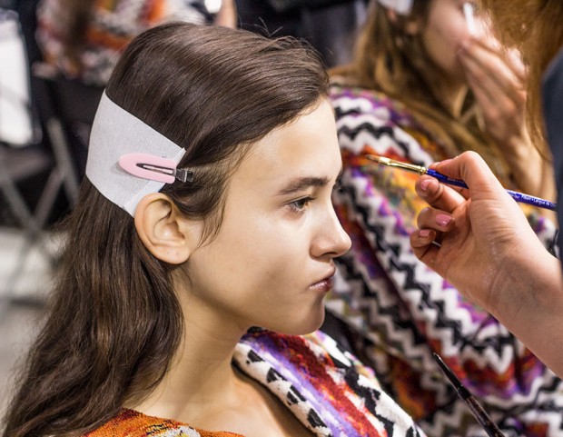 La modella italiana Greta Varlese al trucco, curato da MAC Cosmetics per Missoni. Photo credit: Francesca Merlo