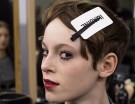 Mascara a grumi e labbra rosso bordeaux per il trucco curato da MAC Cosmetics. Photo credit: Francesca Merlo