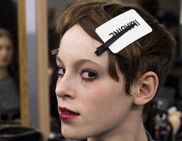 Mascara a grumi e labbra rosso bordeaux per il trucco curato da MAC Cosmetics. Photo credit: Francesca Merlo