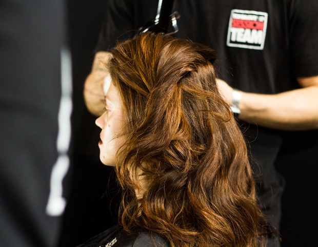 L’hair styling curato da Tony&Guy per Au Jour Le Jour vuole volumi naturali per un effetto da “giorno dopo”. Photo credit: Francesca Merlo