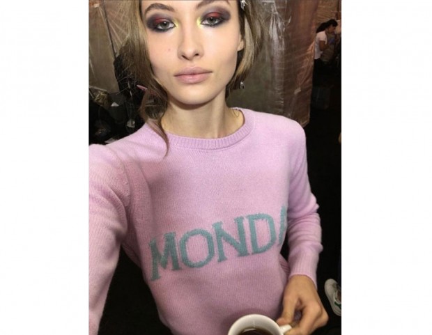 Lo smokey eyes creato da Tom Pecheux per MAC Cosmetics da Alberta Ferretti, sulla modella Grace Elizabeth. Photo credit: Instagram @lovegrace_e