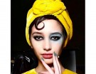 Lo smokey eyes cerchiato di azzurro, il trucco creato da Tom Pecheux per MAC Cosmetics da Antonio Marras, mentre l’hair styling è opera di James Pecis e le unghie dal team di Antonio Sacripante. Photo credit: Instagram @tompecheux