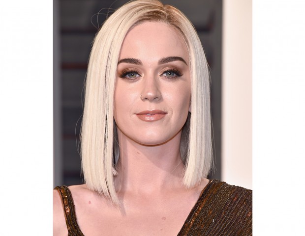 Molto bello il rossetto nude e la sfumatura occhi! Ci piace anche il long bob ice blonde. – TuSì