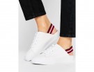 Sneakers aperte sul tallone con fascia a righe