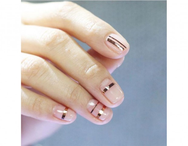 Giochi di linee di spessore diverse con semplici sticker. (Photo credit: nail_unistella)