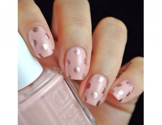 Pallini dorati su una base rosa delicata. (Photo credit: @Nails_by_Cindy)