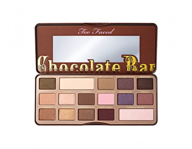 La palette Chocolate Bar di Too Faced contiene varie tonalità di bronzo shimmer per realizzare smokey eyes marroni.