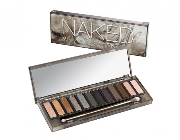 Realizza lo smokey eyes classico con la palette Naked Smoky di Urban Decay nei toni del grigio, nero e colori neutri.