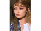 Lo smokey eyes bordeaux mette in risalto gli occhi verdi, come quelli di Gigi Hadid per la sfilata di Anna Sui.