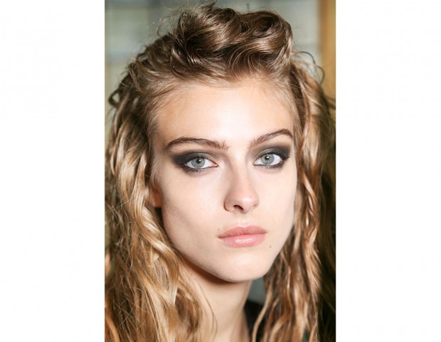 Smokey eyes elegante con colori opachi.