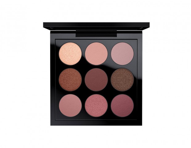 La palette Burgundy Times Nine di MAC Cosmetics è perfetta per gli smokey eyes bordeaux.