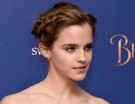 Emma Watson alla presentazione di La Bella e La Bestia ha scelto un’acconciatura raccolta morbida con treccia a corona ai lati del viso. (Photo credits: Getty Images)