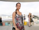 Alicia Vikander ama le acconciature semplici, come questa treccia laterale scelta per la collezione Cruise 2017 di Louis Vuitton.