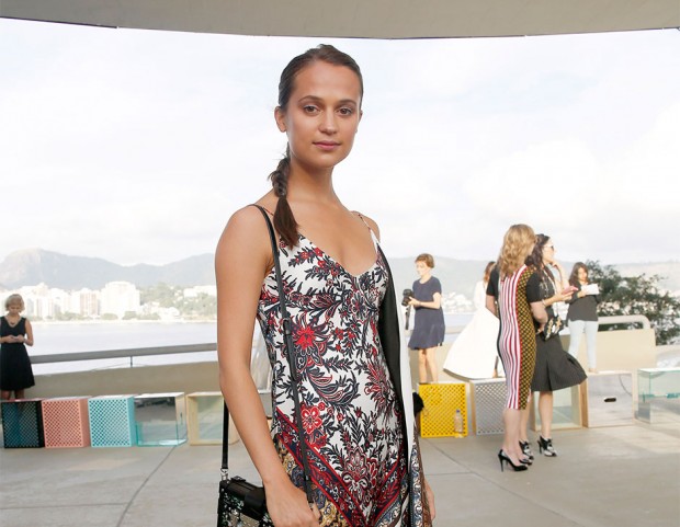 Alicia Vikander ama le acconciature semplici, come questa treccia laterale scelta per la collezione Cruise 2017 di Louis Vuitton.