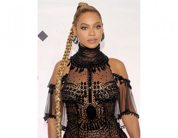 Un’unica treccia stretta e lunghissima per Beyoncé. (Photo credits: Getty Images)