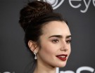 Lily Collins inserisce le trecce in un elaborato chignon alto. (Photo credits: Getty Images)