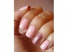 Accent nail glitterata per una nail art tutta rosa. Photo credit: Pinterest @lovethispic.com