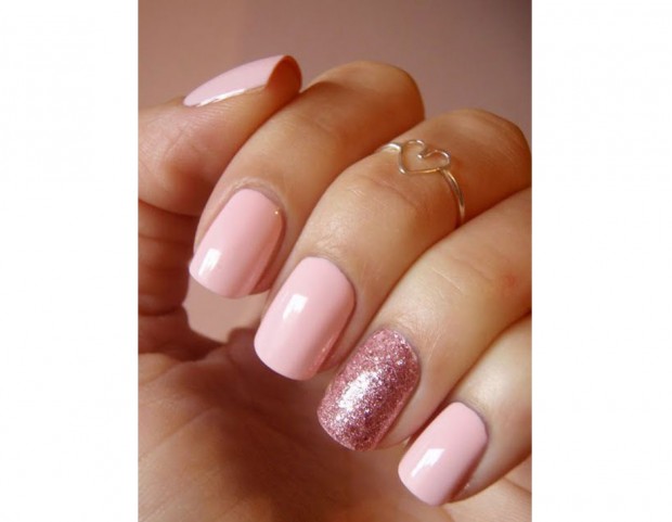Accent nail glitterata per una nail art tutta rosa. Photo credit: Pinterest @lovethispic.com