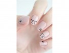 Nail art nude con schizzi a tema gatto, irresistibile. Photo credit: Pinterest @trend2wear