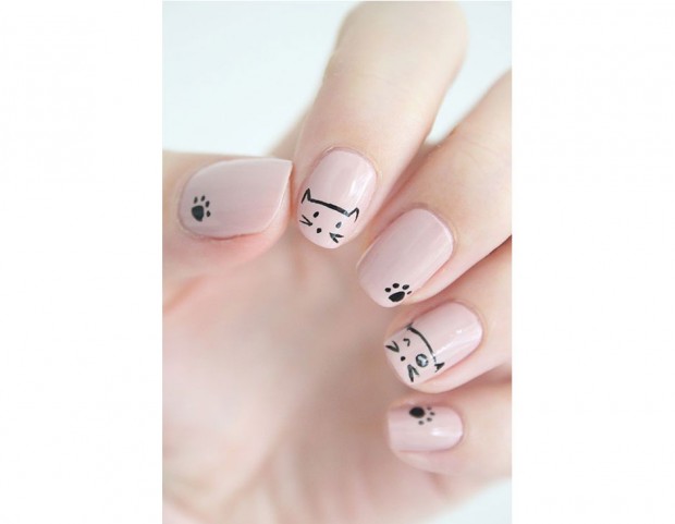 Nail art nude con schizzi a tema gatto, irresistibile. Photo credit: Pinterest @trend2wear