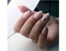 Nail art semplice e chic con un’unica striscia metallica su base rosa nude. Photo credit: Pinterest @cudedart&design