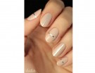 Linee geometriche orizzontali e verticali su base nude. Photo credit: Pinterest @lulus