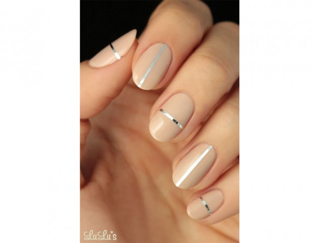 Linee geometriche orizzontali e verticali su base nude. Photo credit: Pinterest @lulus