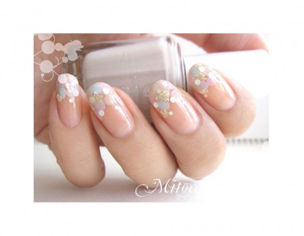 Nail art nude romantica con decori in toni pastello. Photo credit: Pinterest @mitoca