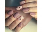 Nail art in due toni rosa e nude con decori floreali a contrasto. Photo credit: Instagram @rior_nails