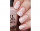 Decorazione in stile pizzo su unghie rosa nude. Photo credit: Instagram @nailsbycambria