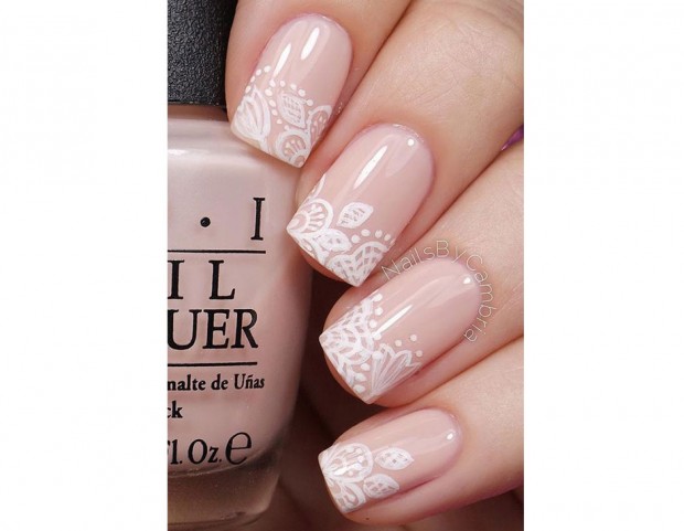 Decorazione in stile pizzo su unghie rosa nude. Photo credit: Instagram @nailsbycambria