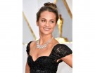 Alicia Vikander ama lo chignon informale, un po’ spettinato.  (Photo credit: Getty Images)