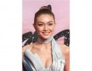 L’estrema eleganza dello chignon da ballerina sfoggiato da Gigi Hadid.  (Photo credit: Getty Images)