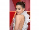 Uno chignon formale ed elegante per Hailee Steinfeld.  (Photo credit: Getty Images)